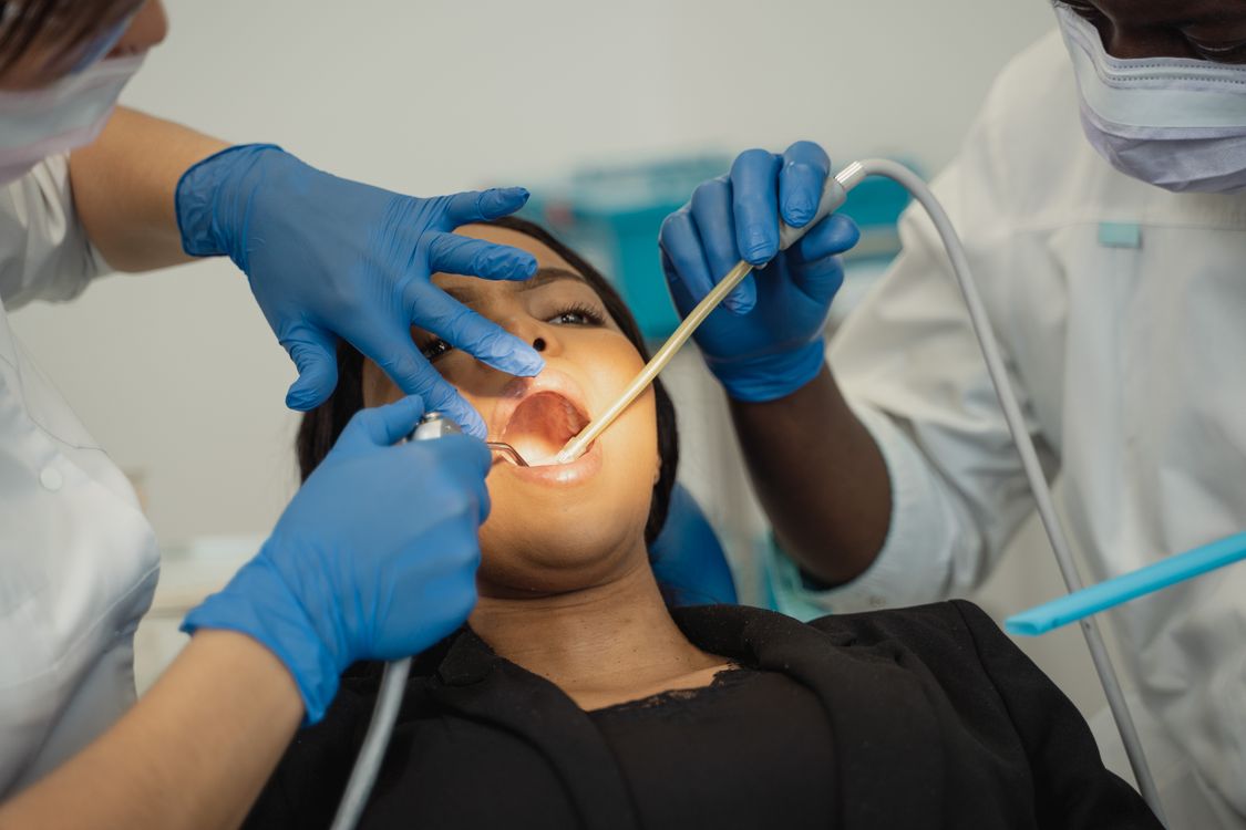 Escena ilustrativa de atención odontológica
